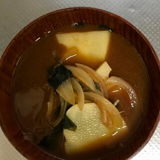 じゃがいもとたまねぎとわかめの味噌汁